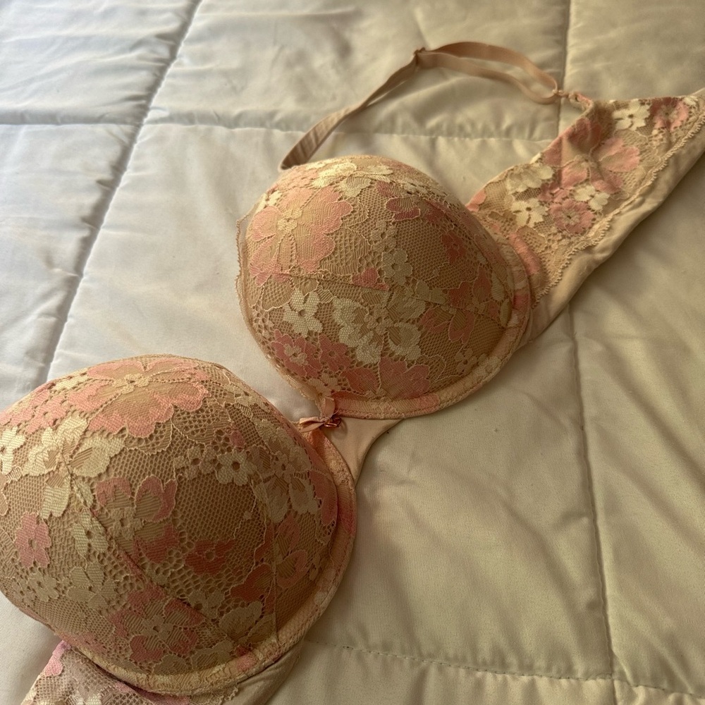 Pink And White Floral Patterned Lace Body By Victoria Bra 34D